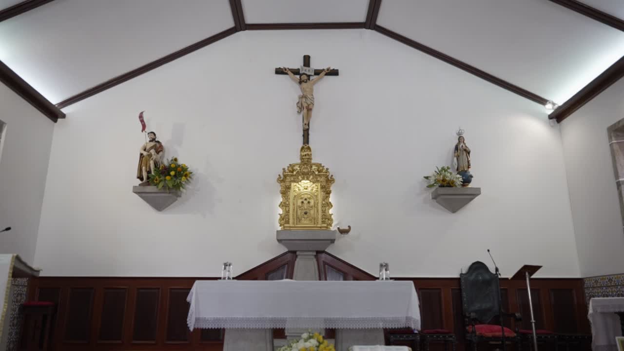 pieza central del crucifijo en la iglesia con estatuas circundantes, altar