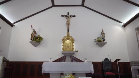 pieza central del crucifijo en la iglesia con estatuas circundantes, altar