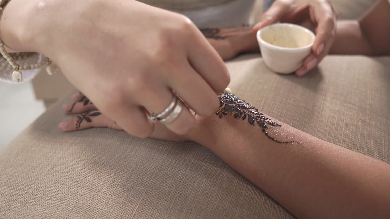 aplicación de tatuaje de henna