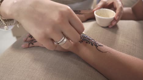 applying henna tattoo