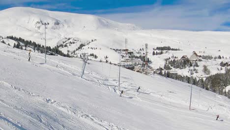 Oberflächenskilift,-Der-Skifahrer-Zieht