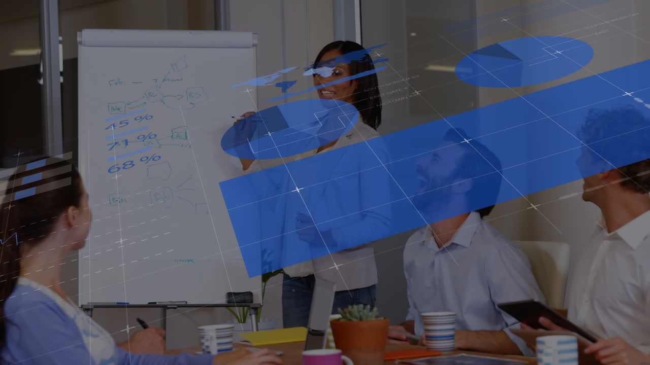 animación de la interfaz infográfica sobre una gerente femenina diversa que explica los informes a los compañeros de trabajo