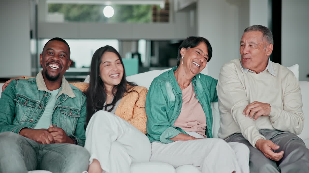 집, 휴식을 취하고 행복한 가족이 재미있는 아빠를 웃고