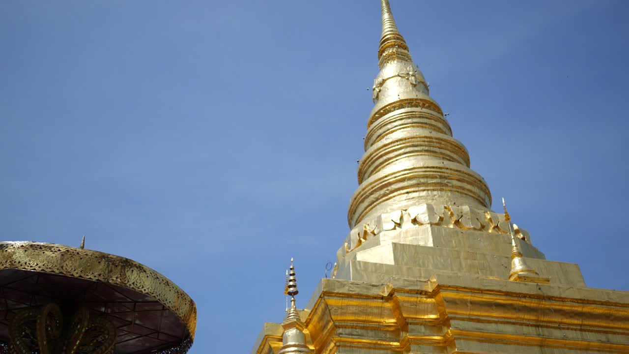 antigua pagoda dorada tradicional del norte en tailandia, wat phra que chae haeng en nan, tailandia