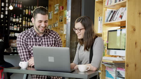 pareja trabajando juntos en una computadora portátil en