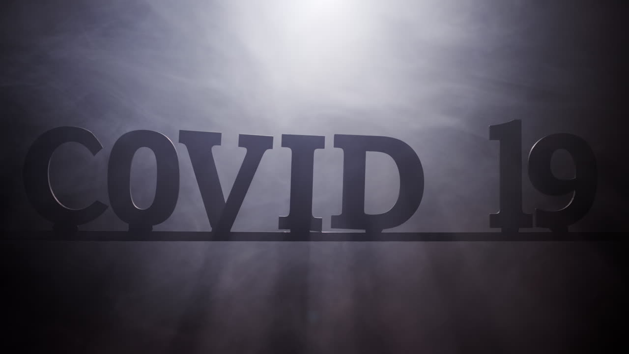 texto covid-19 contra fuego y nubes de niebla