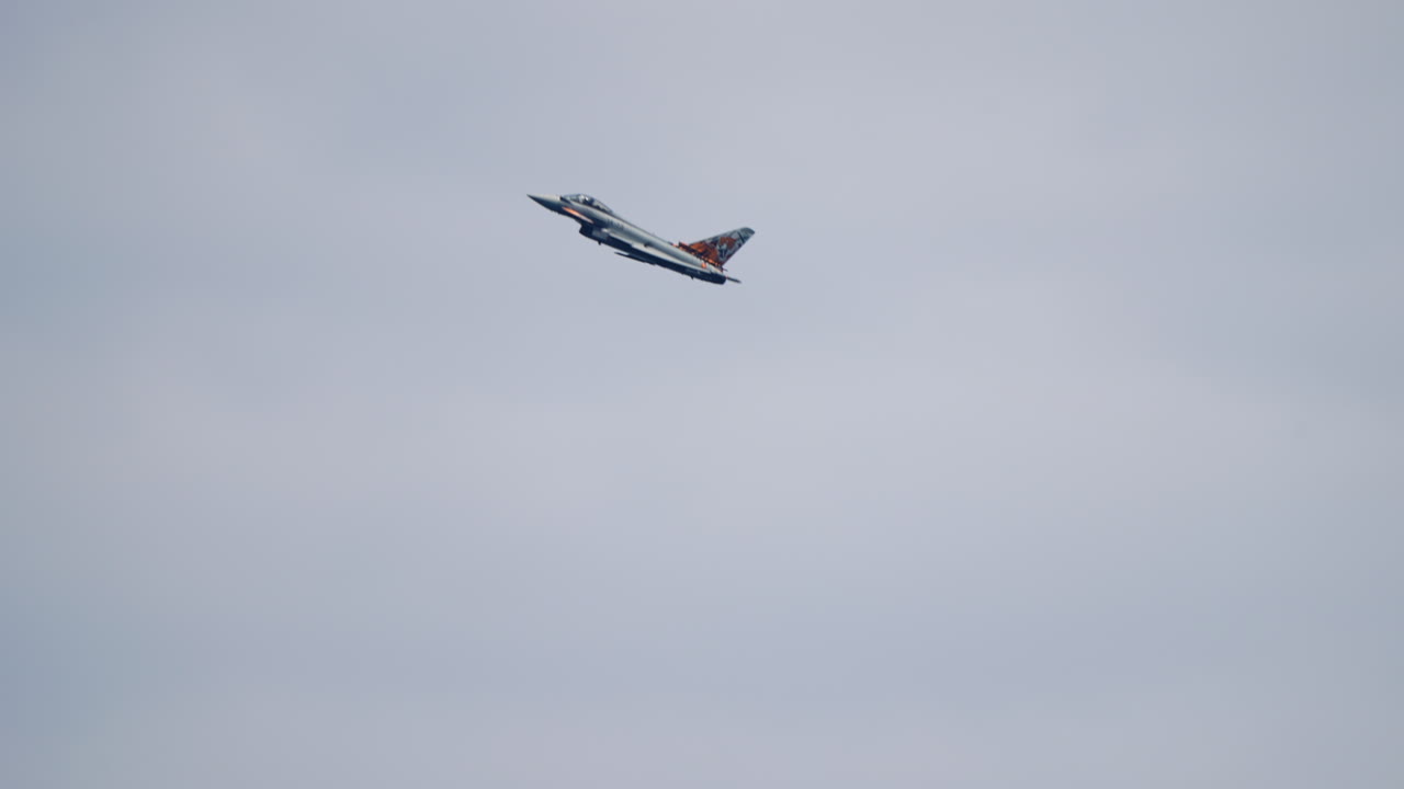 avión de combate en vuelo