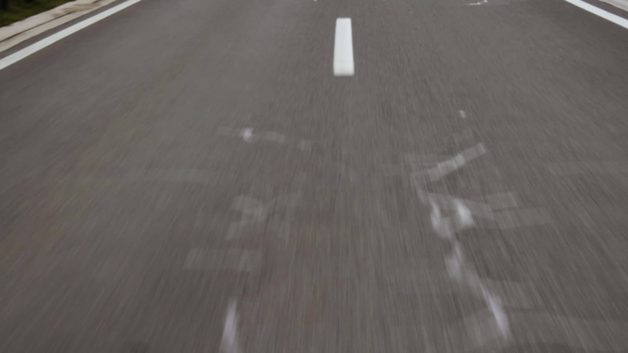 Sorvolando una strada asfaltata con linee bianche