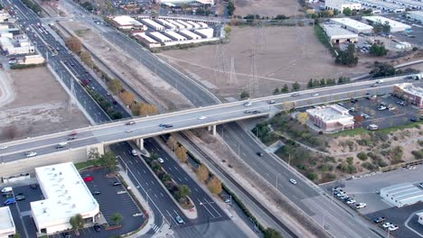 vista aérea de una carretera y paso elevado con tráfico en santa clarita, américa