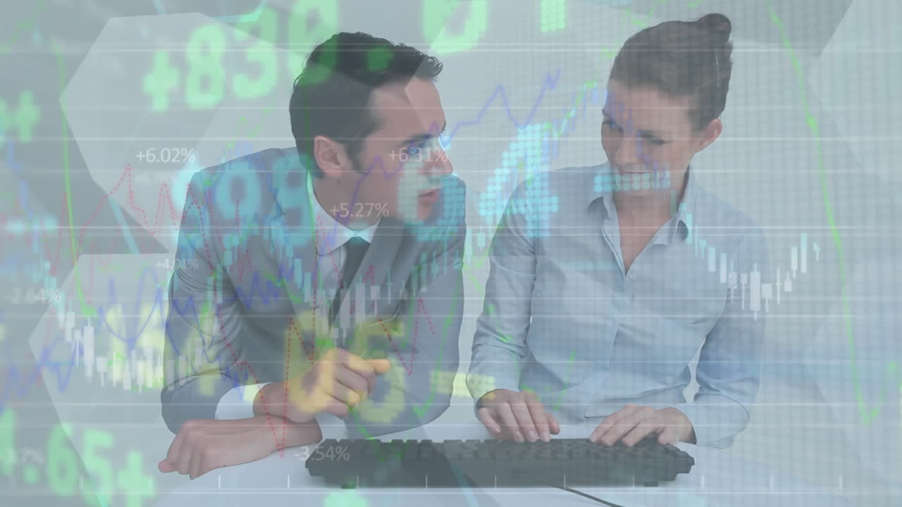 animación del procesamiento de datos del mercado de valores en diversos hombres y mujeres de negocios que utilizan computadora.