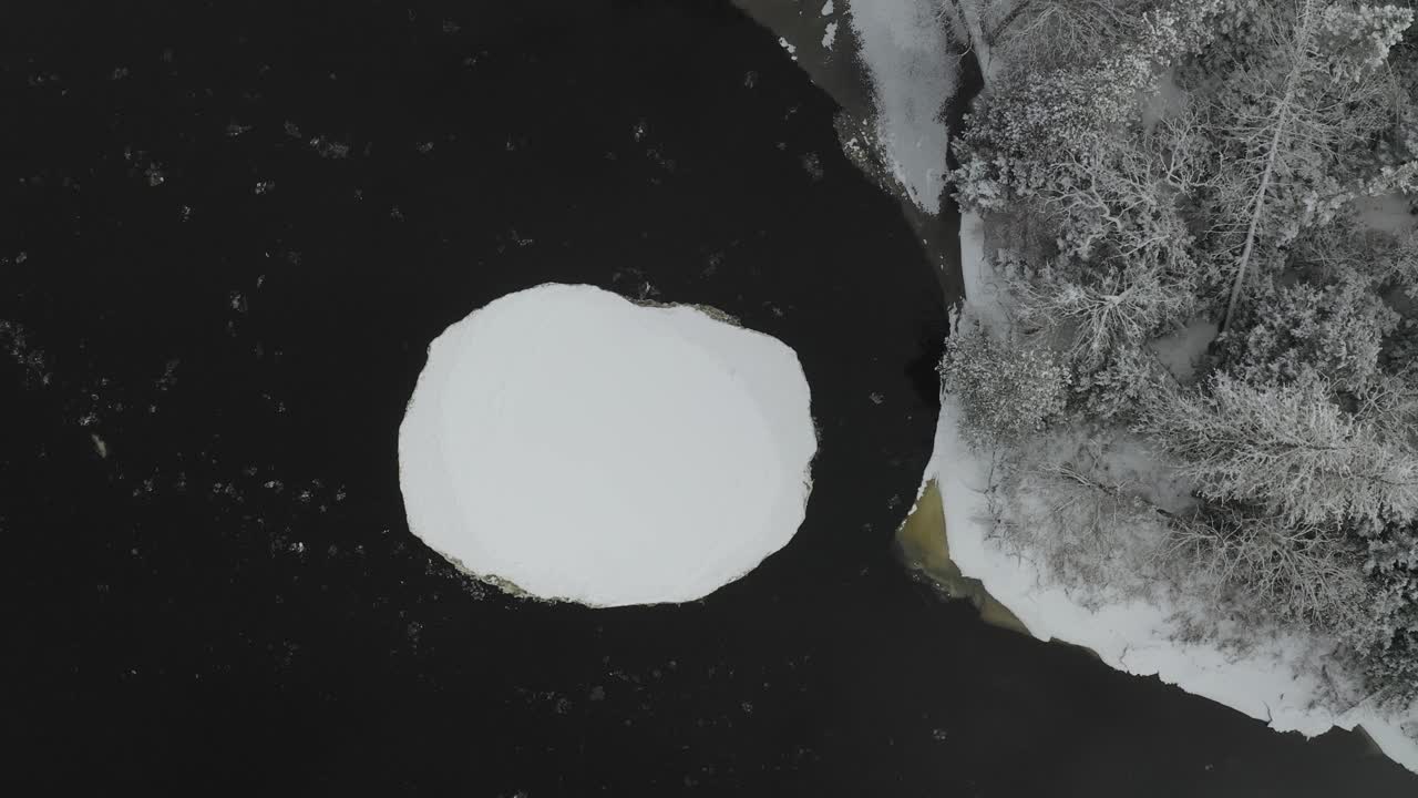 iceberg flotante en el río piscataquis