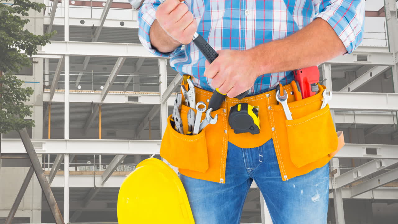 animación de un trabajador caucásico con un martillo sobre el sitio de construcción