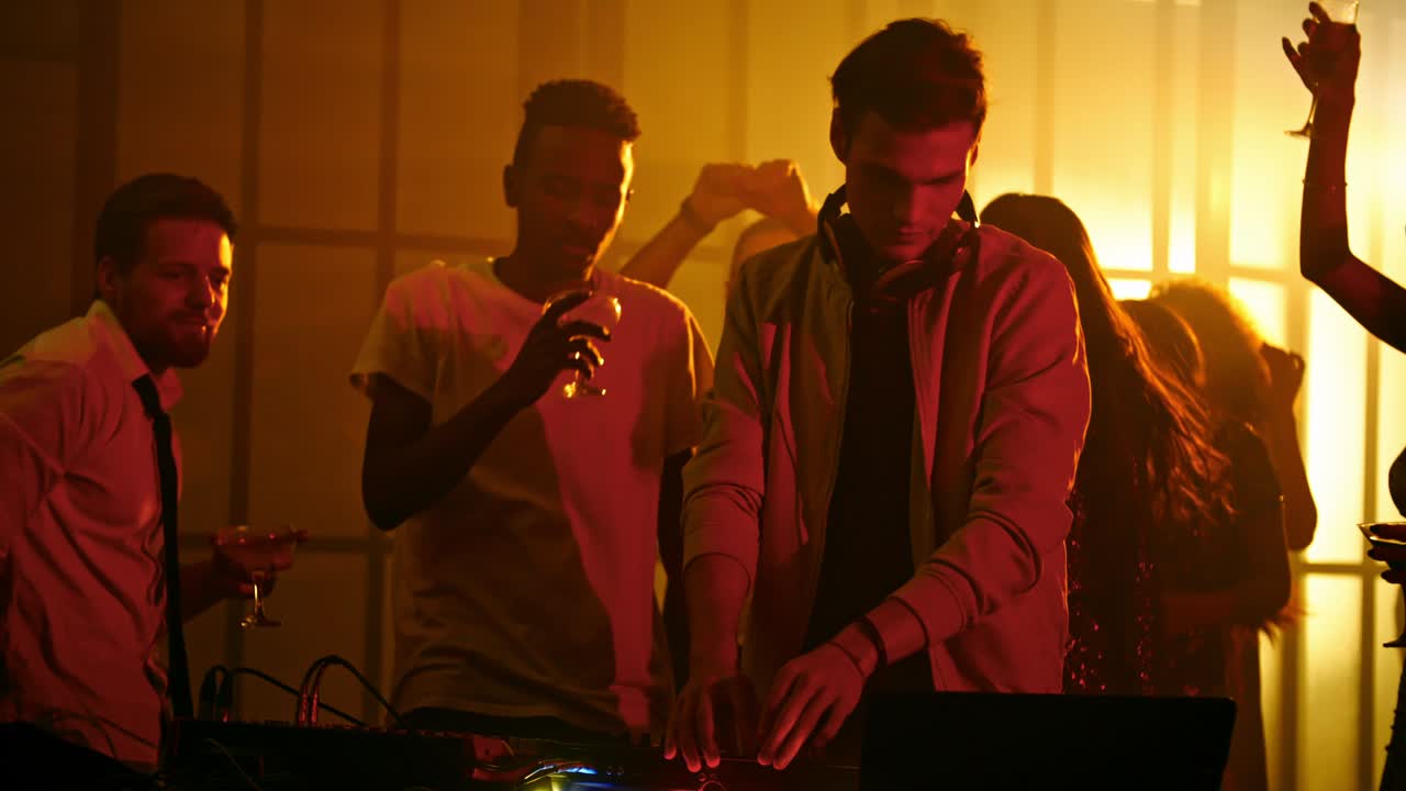 Gruppo di persone che ballano intorno al DJ