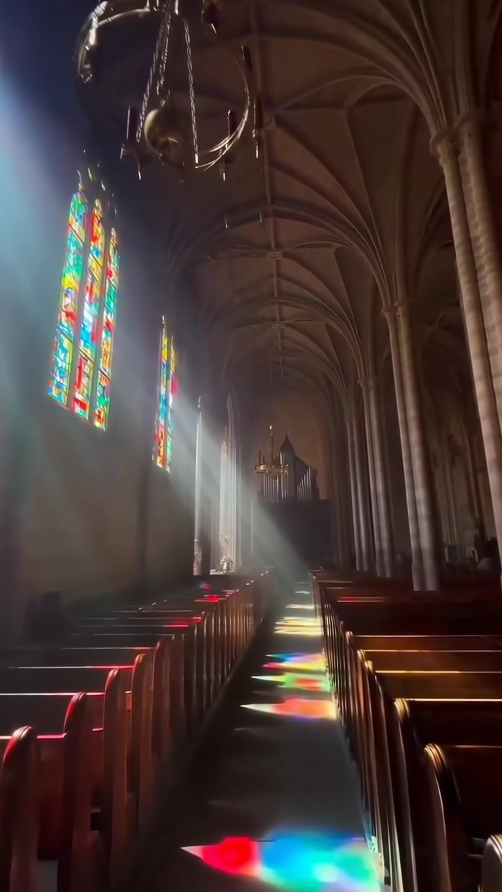 La luce del sole scorre attraverso le vetrate di una chiesa