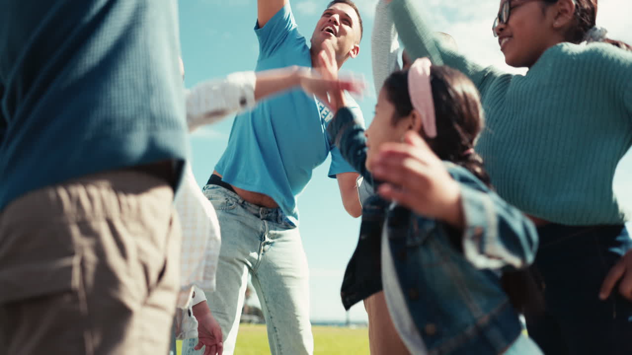 아이들, 자원봉사자, 그리고 손을 어 팀워크