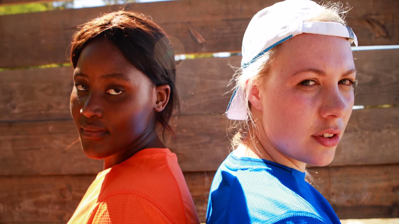 결정적 인 친구 들 이 장애물 경주 도중 등 을 맞대고 서 있다