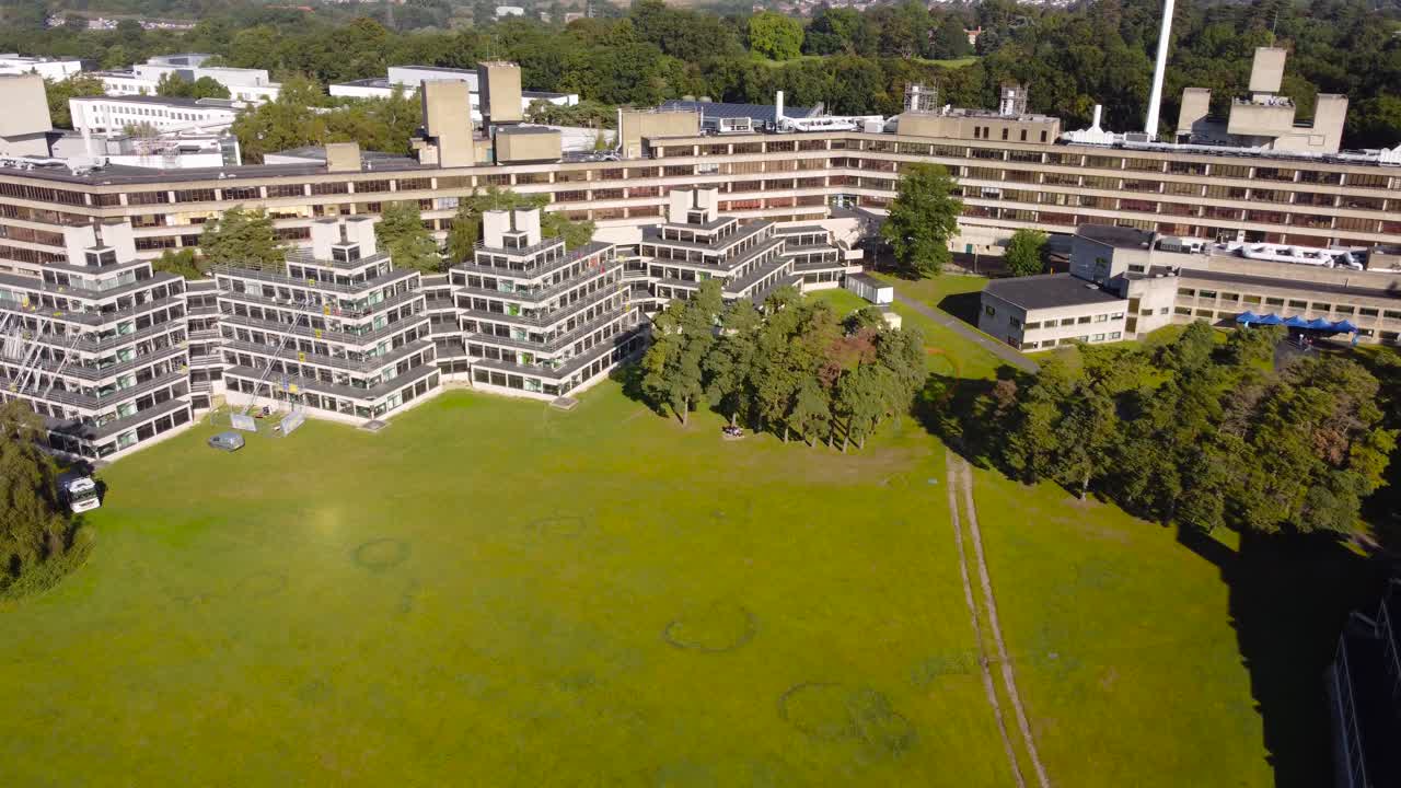 volando hacia atrás toma del edificio de la escuela en norwich, inglaterra durante el día.
