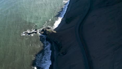 Toma-Aérea-Inclinada-Hacia-Abajo-De-Hvalnesskriður,-Una-Montaña-Empinada-En-La-Parte-Sureste-De-Islandia