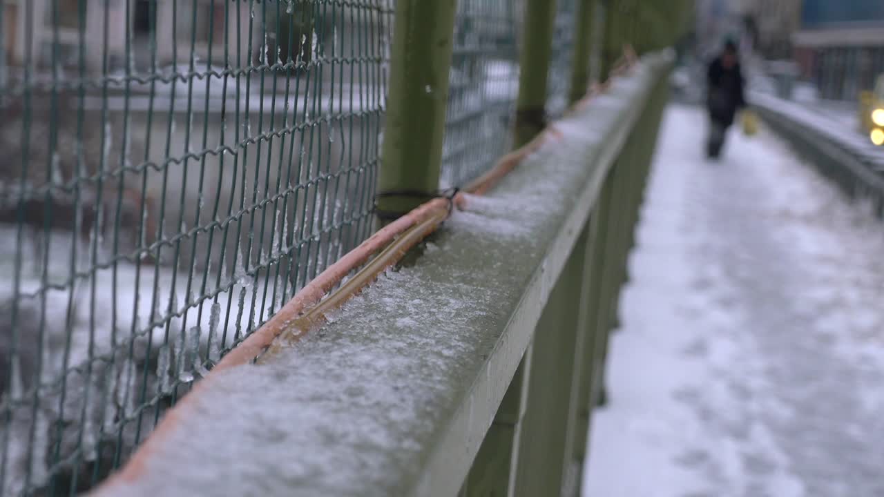 도시 거리를 가로지르는 눈 인 다리