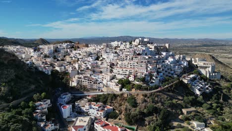 Pueblo-Blanco-De-Mojácar-En-La-Cima-De-Una-Colina-En-Almería,-Andalucía,-España---Antena-4k