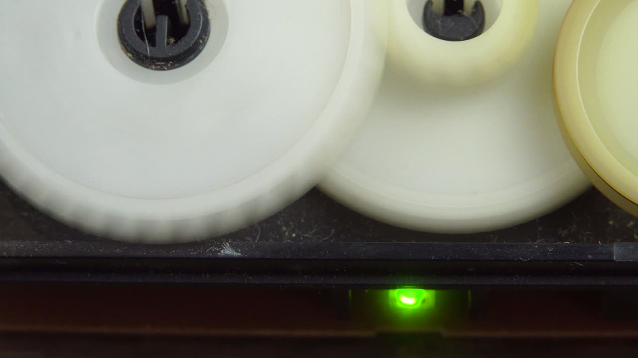 механизм с пластиковыми колесами. вращающиеся шестерни. крупный план