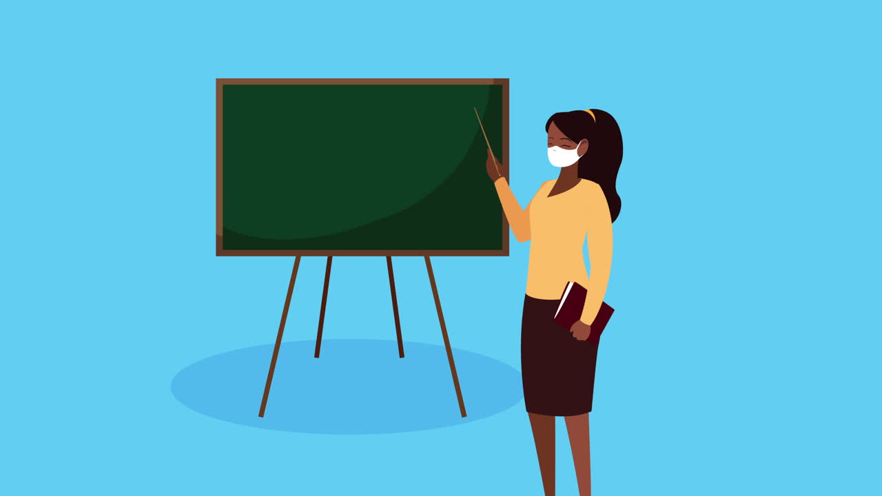 아프로 여성 교사가 코로나19에 대한 의료 마스크를 착용하고 칠판을 가지고 있습니다.