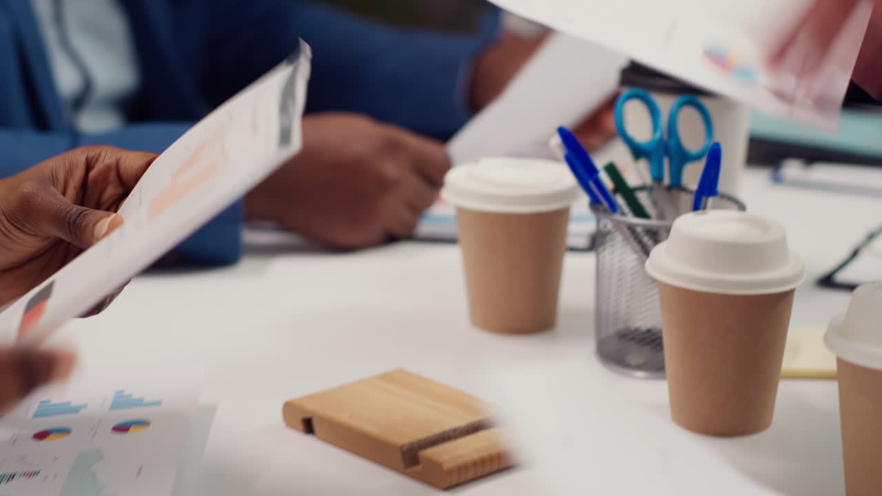 임원 팀은 프로젝트 세부 사항에 대한 정보와 업데이트를 공유합니다.