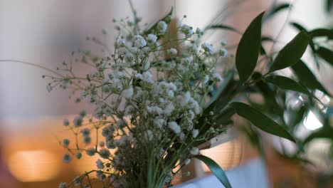 Primer-Plano-De-Un-Ramo-De-Pequeñas-Flores-Blancas-En-Una-Sala-Ceremonial-De-Boda-En-Cámara-Lenta-En-Francia