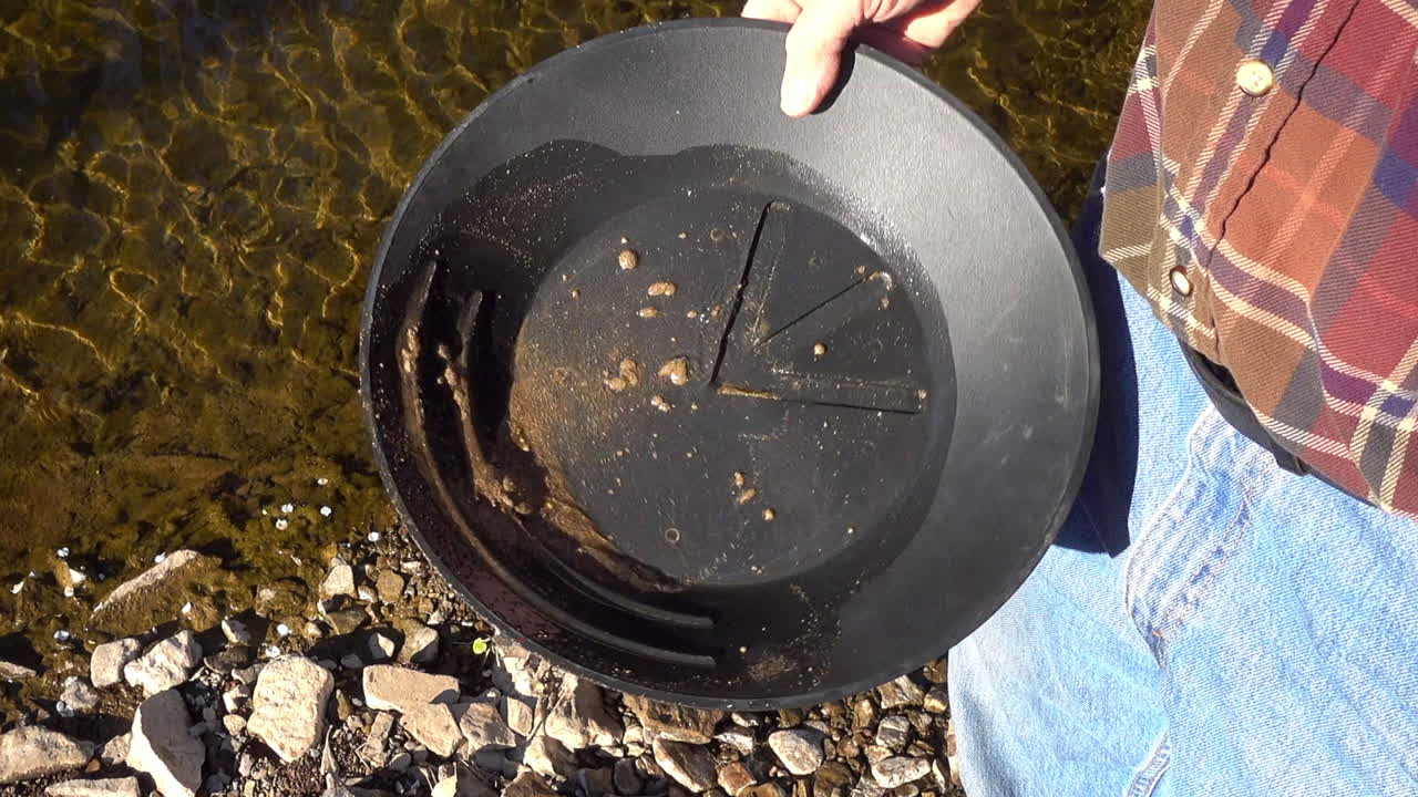 Se bate el limo del arroyo para buscar oro