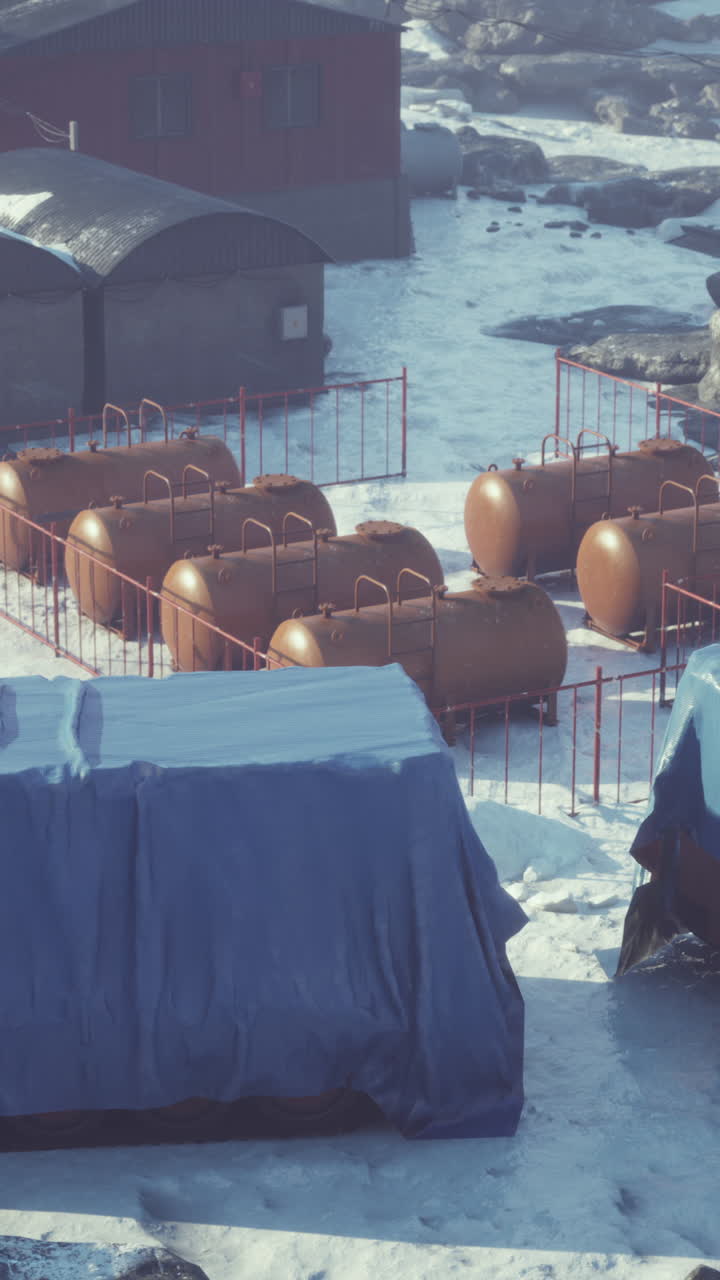 먼 겨울 장소에 있는 연료 크