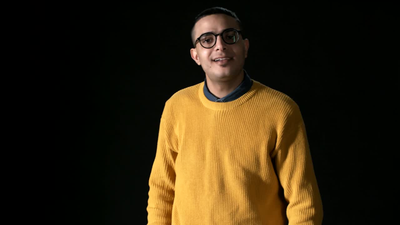 un árabe alegre haciendo ponche de aire.