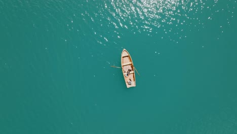 toma aérea de un barco en el azul, lago di braies, italia, dolomitas