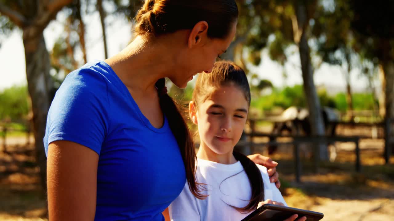 madre e hija usando tableta digital 4k