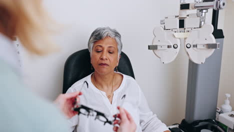 mujer madura, optometría y examen o prueba ocular