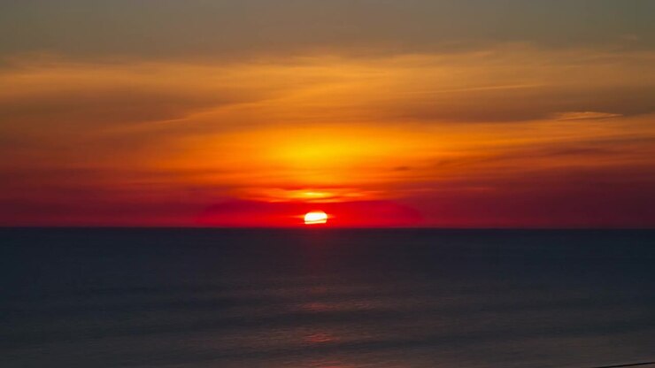 Das mittlere Bild zeigt einen warmen Sonnenuntergang über einem ruhigen Meer mit einer hellen Sonne nahe dem Horizont.