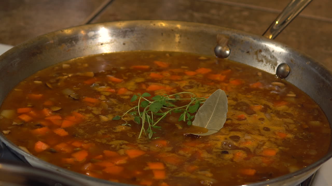 cocinar un delicioso pastel de pastor vegano usando un wok de acero inoxidable - cerrar