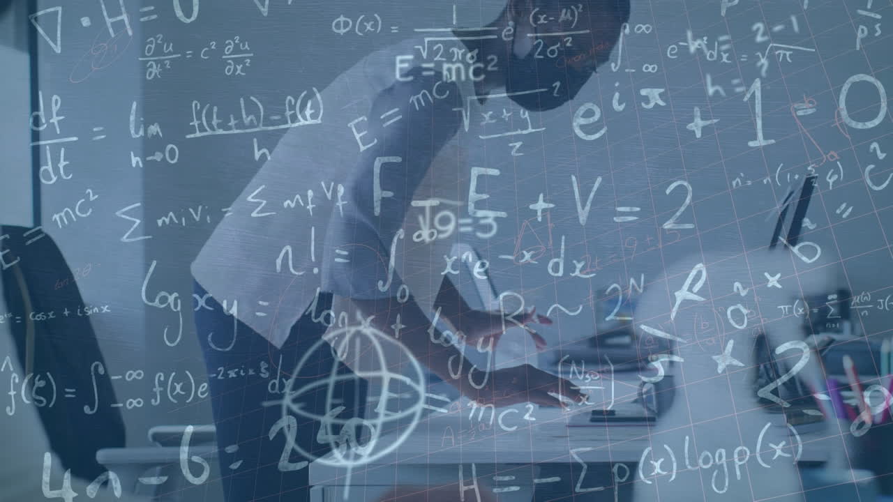 얼굴 마스크를 입은 아프리카계 미국인 남자가 사무실에서 책상을 청소하는 수학 수식의 애니메이션