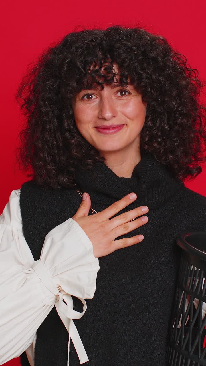 여성은 의료 시력 레이저 치료 치료 수술 후 쓰레기통에 안경을 던지고 있습니다.