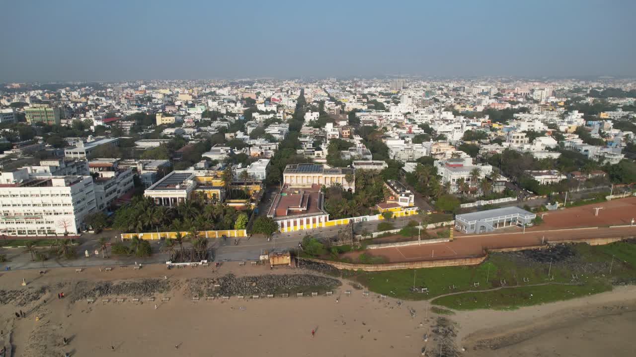 vista aérea temprano en la mañana de la antigua colonia francesa conocida como la ciudad y la playa de pondicherry
