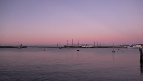 Hafen-In-San-Francisco-Bei-Sonnenuntergang-Oder-Sonnenaufgang-Mit-Booten-Im-Hintergrund