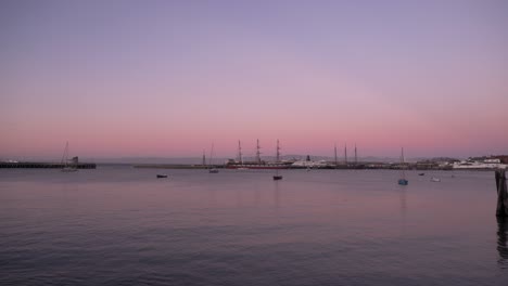 en el puerto de san francisco al atardecer o al amanecer con barcos en el fondo