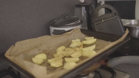 preparación para hornear patatas en el horno
