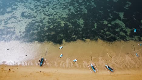 Wunderschöne-Drohnenaufnahmen-Vom-Strand-Von-Sanur-Auf-Bali