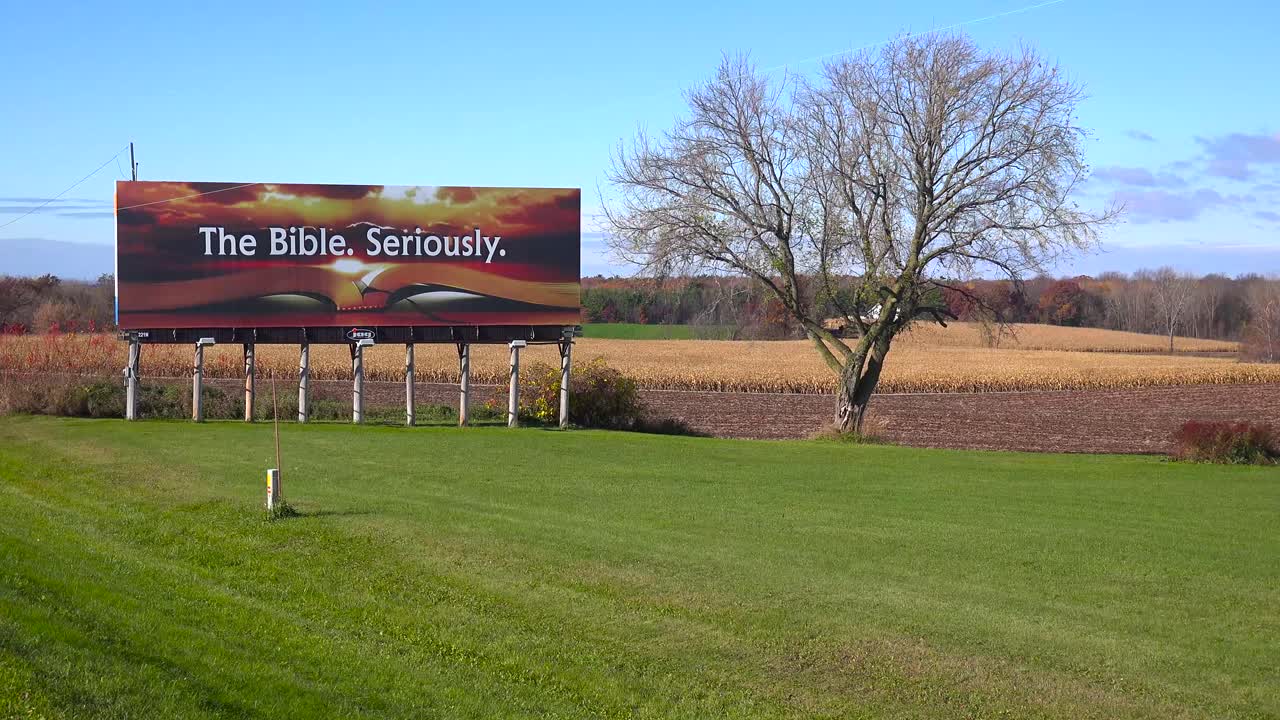 un cartel en el campo del medio oeste implora a las personas que tomen la biblia en serio