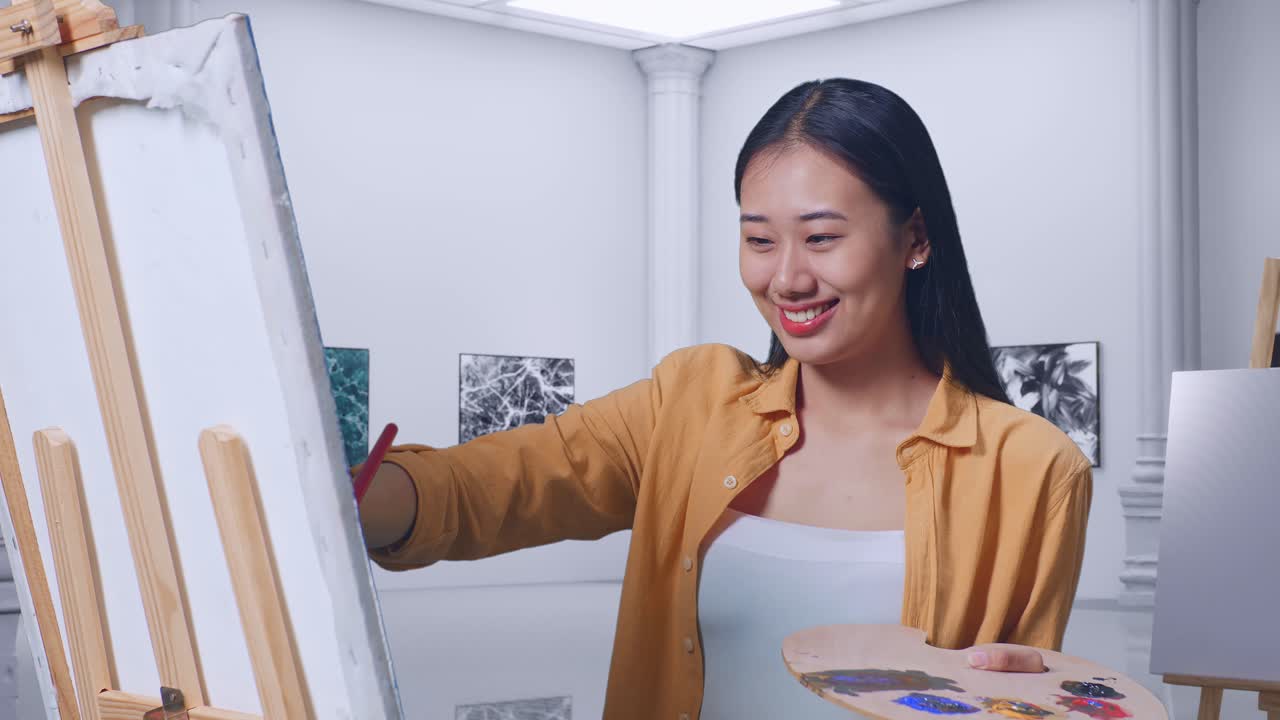 스튜디오에서 그림 그리는 예술가