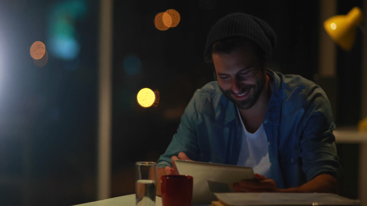 Uomo d'affari utilizzando la tavoletta digitale