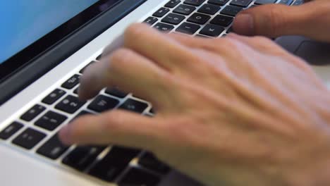 primer plano de ambas manos escribiendo en un teclado portátil