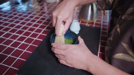 la preparación del té matcha