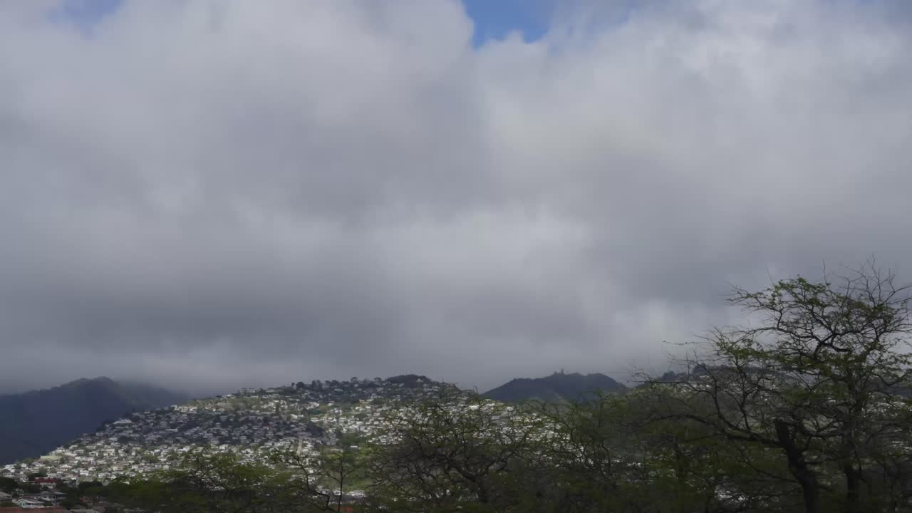 오아후 섬 하와이의 산 위를 빠르게 지나가는 구름의 시간 경과
