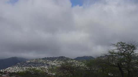 el lapso de tiempo de las nubes que pasan rápidamente sobre las montañas en la isla de oahu hawai